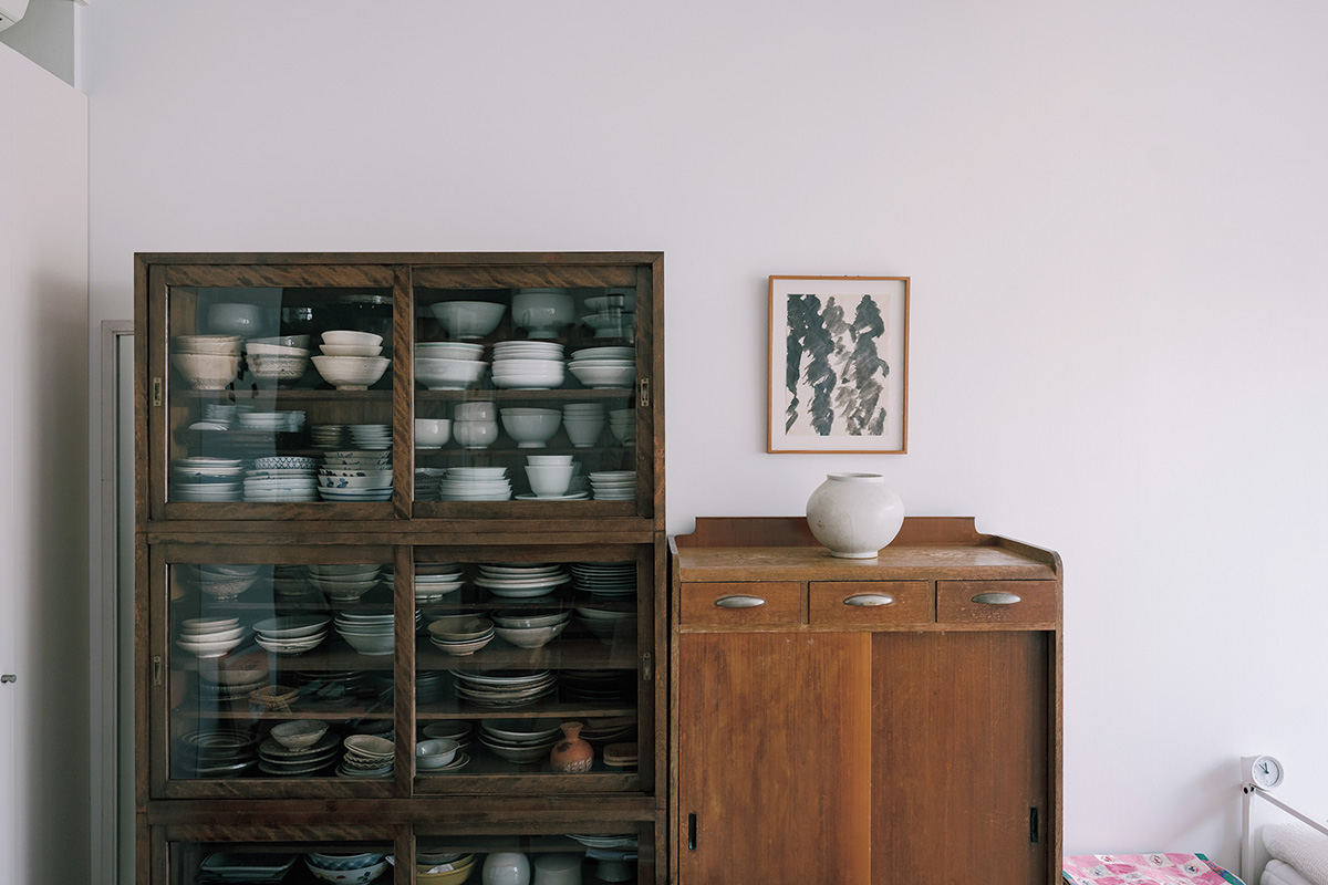 器はすべて実家で使っていた棚（左）と親戚から譲り受け綺麗にした下駄箱に。池多亜沙子さんの書は、ここともう一カ所に飾られている。