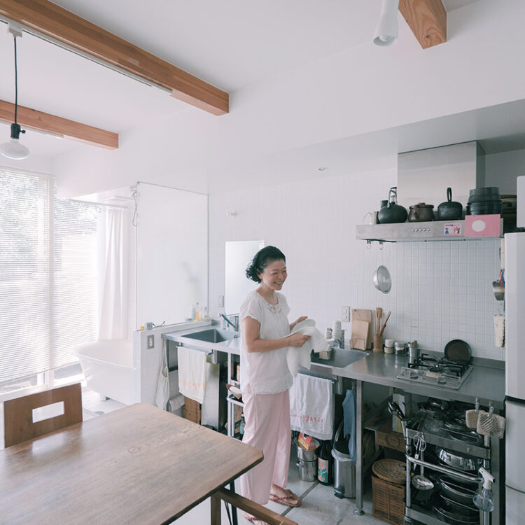 オープンバスルームが斬新な印象のワンルーム。天井高2.6ｍ、窓の外は果樹の畑で、整頓が行き届いているのもあり、すっきりとして開放感がある。