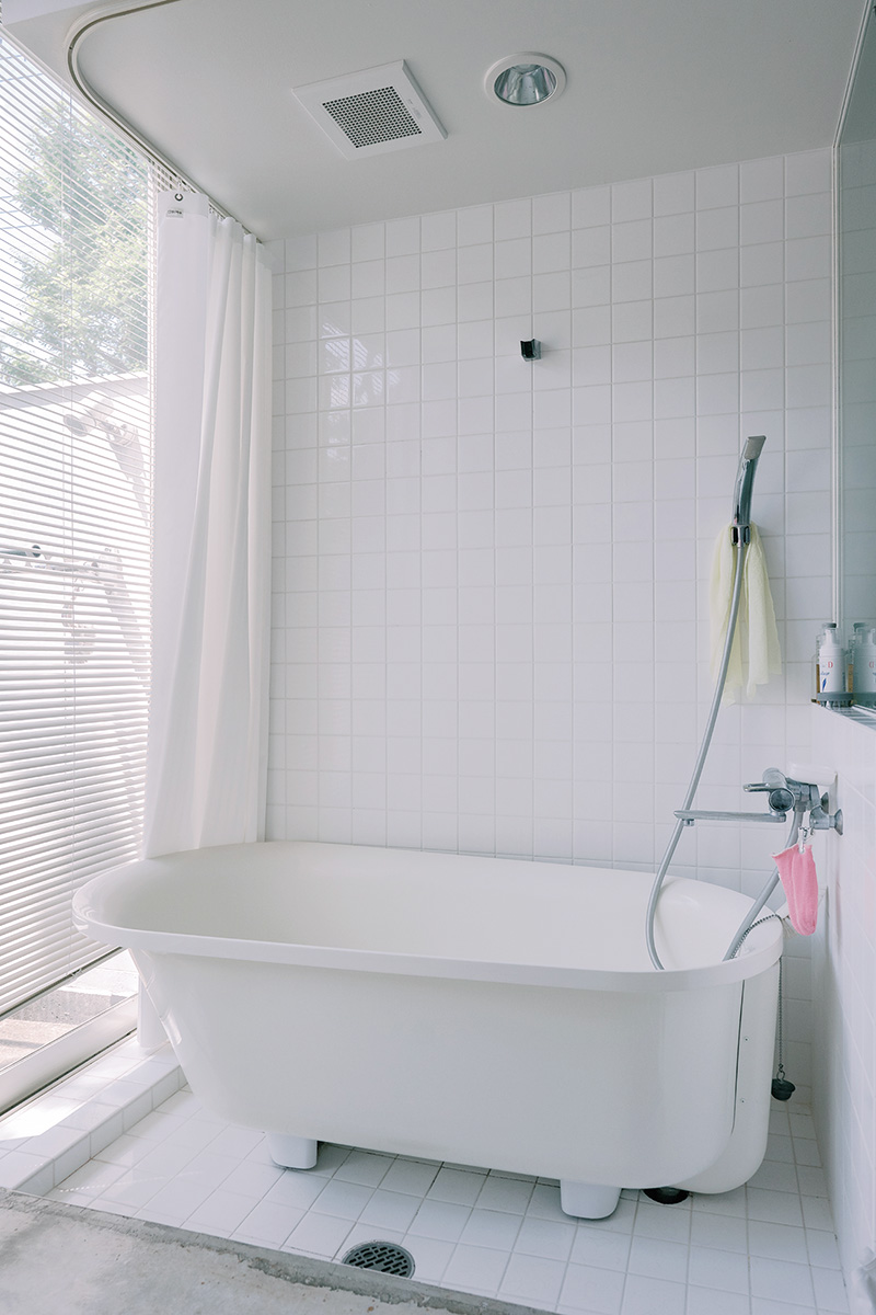 バスコーナー。オープンだから掃除もこまめに。アメニティなども、グッドデザインかつ狭い棚の幅に収まるものを選択。