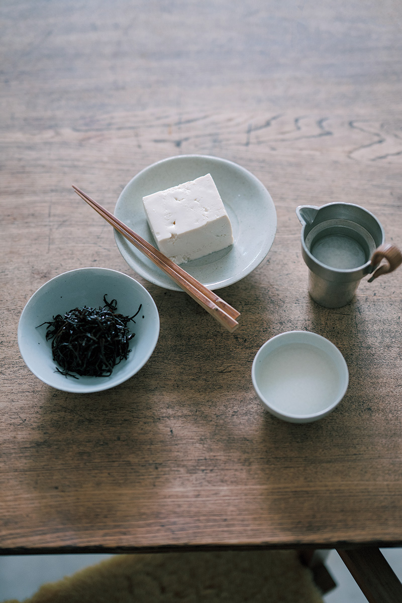 自宅では燗酒派、シンプルなアテと。