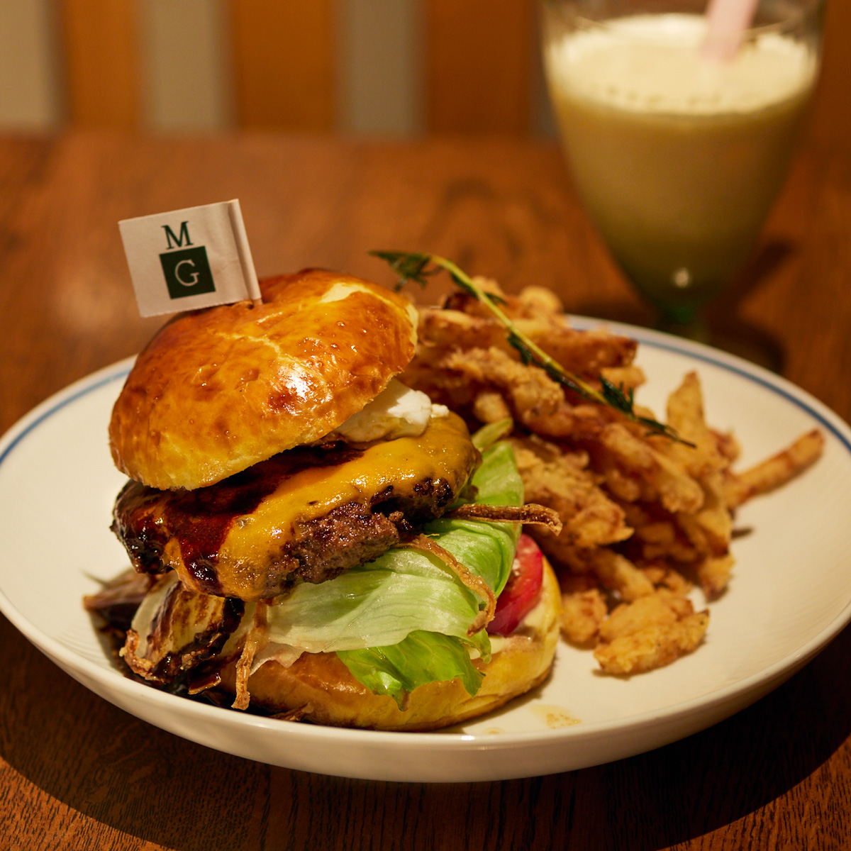 〈マルディ グラ〉の「ブリオッシュのビーフハンバーガー」3,000円。