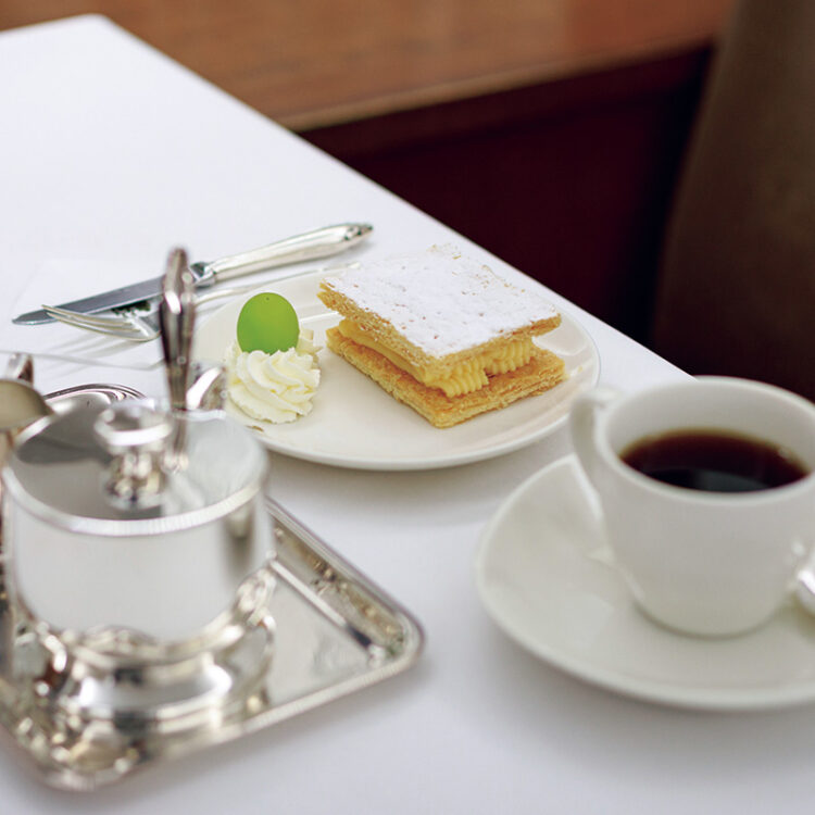 ミルフィーユはパイもクリームも軽やか。ケーキセット1,650円～。