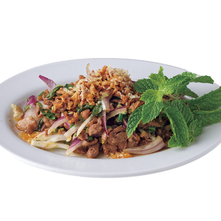 ポピュラーな鶏や豚ではなく、鴨のひき肉を使う「ラープペット」920円。