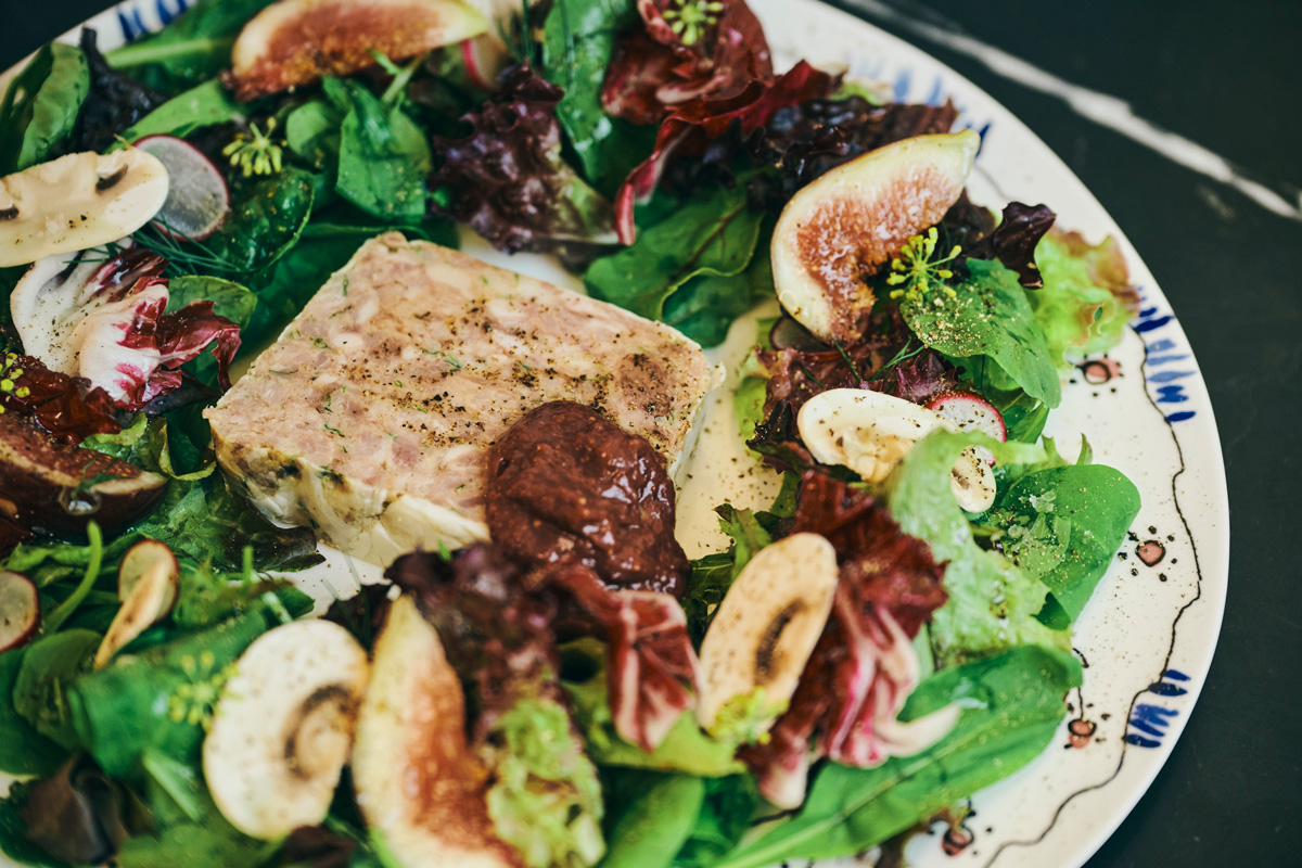 銀座のマルニカフェのパテドカンパーニュとサラダ