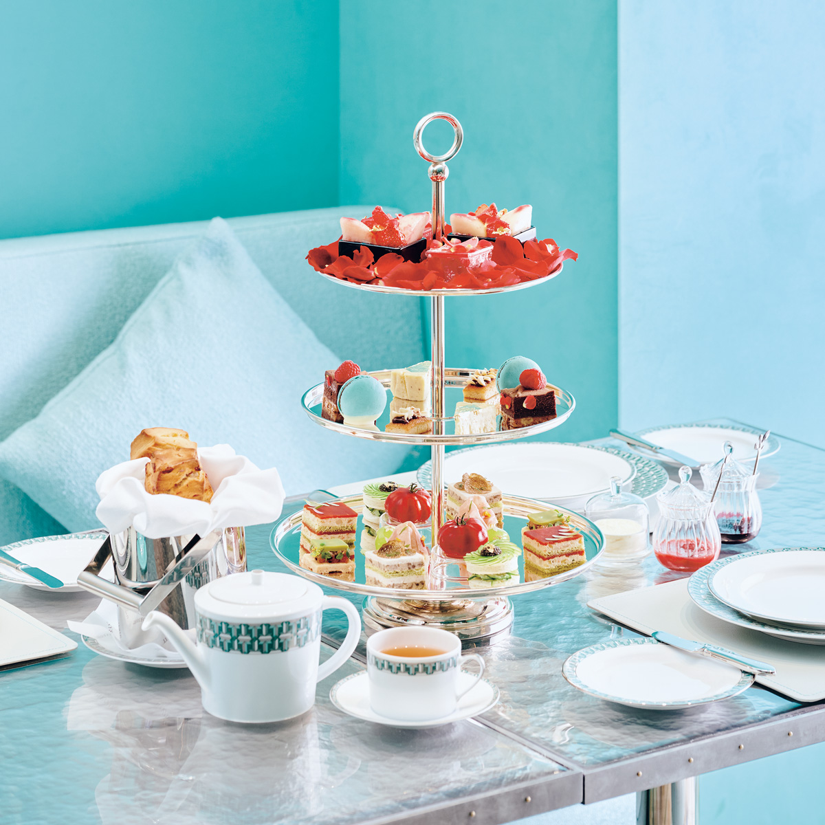 【銀座】一面“ティファニー ブルー”の世界！ 予約数ヶ月待ちの〈Tiffany&Co.〉のカフェ