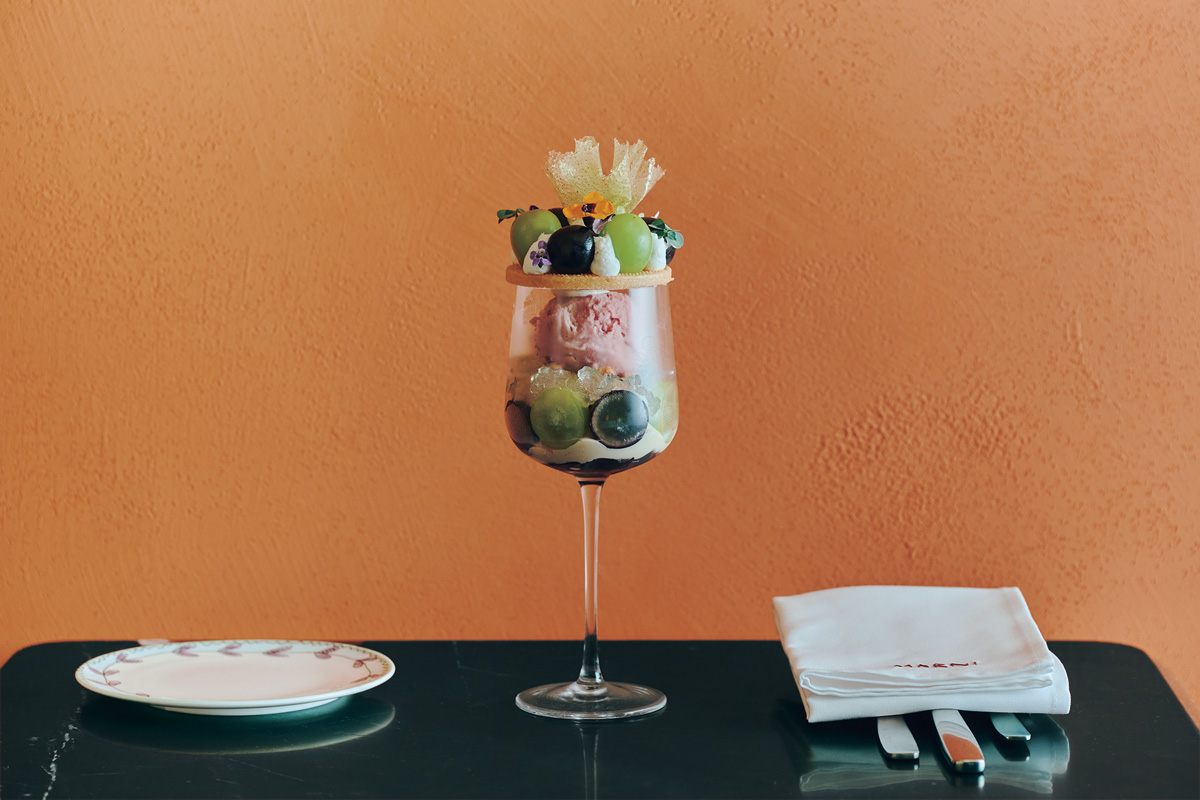 銀座が世界初！〈マルニ カフェ〉で食べたい〈パティスリィ アサコ イワヤナギ〉のパフェ