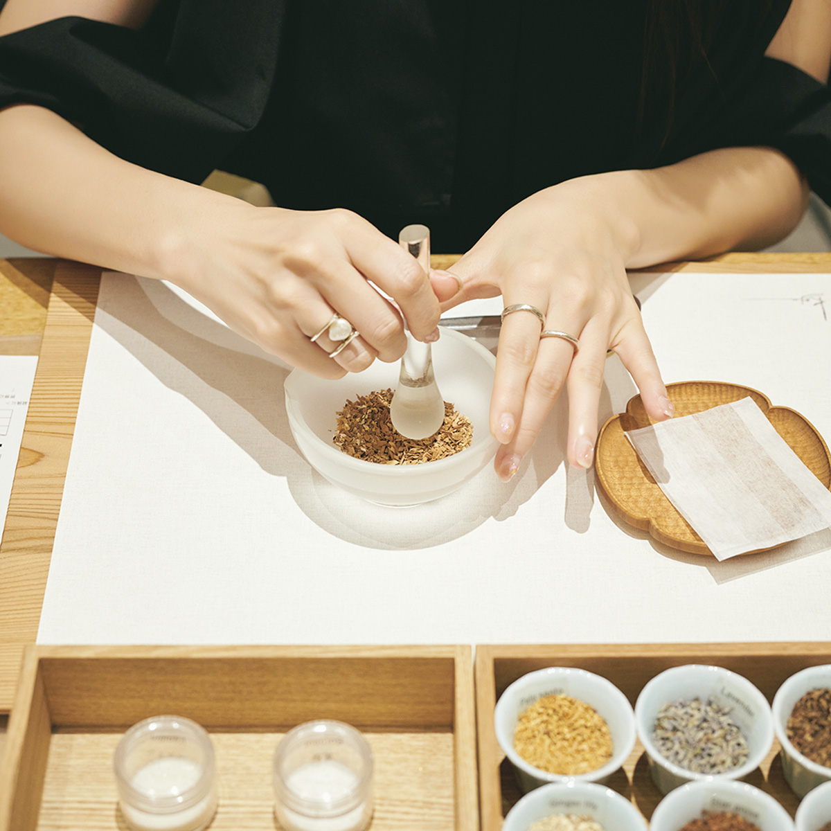 森香澄さんが香り袋を作っているところ