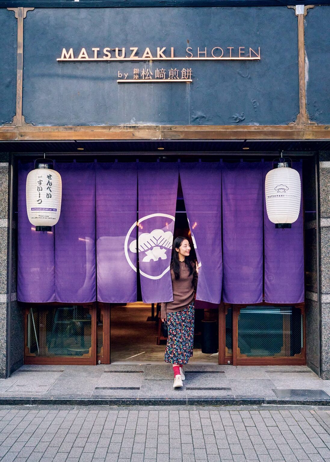 「せっかくだからおしゃれして行こう」と思わせてくれるのが銀座。花柄とカラーソックスで彩りを。ニット41,800円（ワイエムウォルツ｜マービン＆ソンズ 03-6276-9433）／スカート20,900円（メヤメ｜ソークロニクル 03-6303-0270）／バッグ28,600円（オーマイバッグ｜クオリネスト 03-6273-3536）／ソックス3,630円（パンセレラ｜真下商事 03-6412-7081）／スニーカー19,800円（オーソフィート｜ベネクシーカスタマーサービス 0800-500-3840）