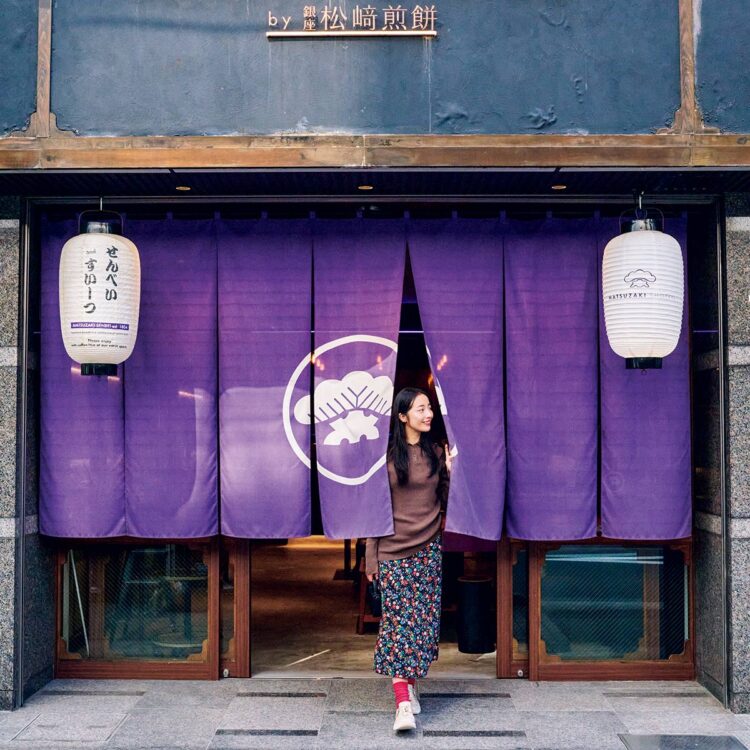 「せっかくだからおしゃれして行こう」と思わせてくれるのが銀座。花柄とカラーソックスで彩りを。ニット41,800円（ワイエムウォルツ｜マービン＆ソンズ 03-6276-9433）／スカート20,900円（メヤメ｜ソークロニクル 03-6303-0270）／バッグ28,600円（オーマイバッグ｜クオリネスト 03-6273-3536）／ソックス3,630円（パンセレラ｜真下商事 03-6412-7081）／スニーカー19,800円（オーソフィート｜ベネクシーカスタマーサービス 0800-500-3840）