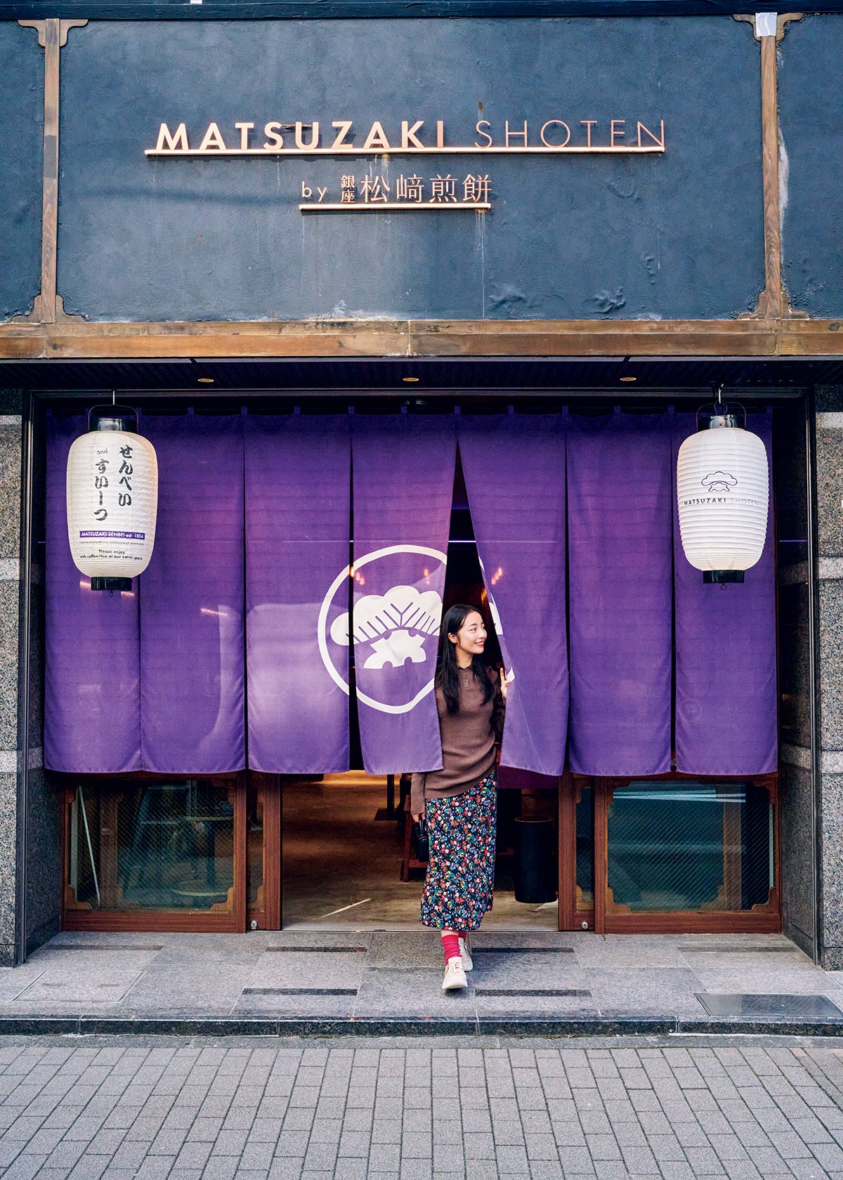 「せっかくだからおしゃれして行こう」と思わせてくれるのが銀座。花柄とカラーソックスで彩りを。ニット41,800円（ワイエムウォルツ｜マービン＆ソンズ 03-6276-9433）／スカート20,900円（メヤメ｜ソークロニクル 03-6303-0270）／バッグ28,600円（オーマイバッグ｜クオリネスト 03-6273-3536）／ソックス3,630円（パンセレラ｜真下商事 03-6412-7081）／スニーカー19,800円（オーソフィート｜ベネクシーカスタマーサービス 0800-500-3840）