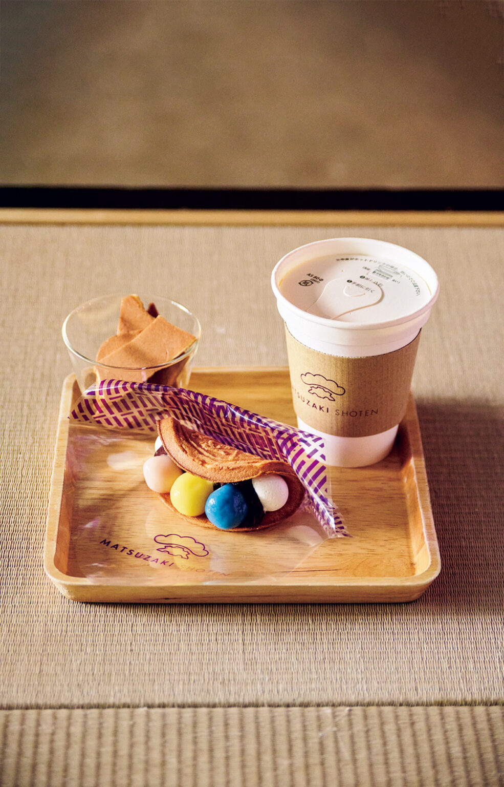 柔らかく焼き上げた瓦煎餅に3色の白玉、〈ぎんざ空也 空いろ〉の粒あんをトッピングしたオリジナルの煎餅スイーツ。「松﨑ろうる with ぎんざ空也 空いろ ドリンク付き」880円（イートイン）