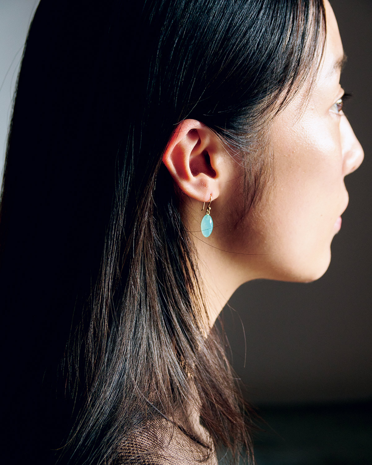 自然のかけらをイメージしてデザインされた涼しげなブルーの天然石ジュエリーを耳元に。ピアス48,000円（テッドミューリング｜ヤエカ ホームストア 03-6277-1371）　