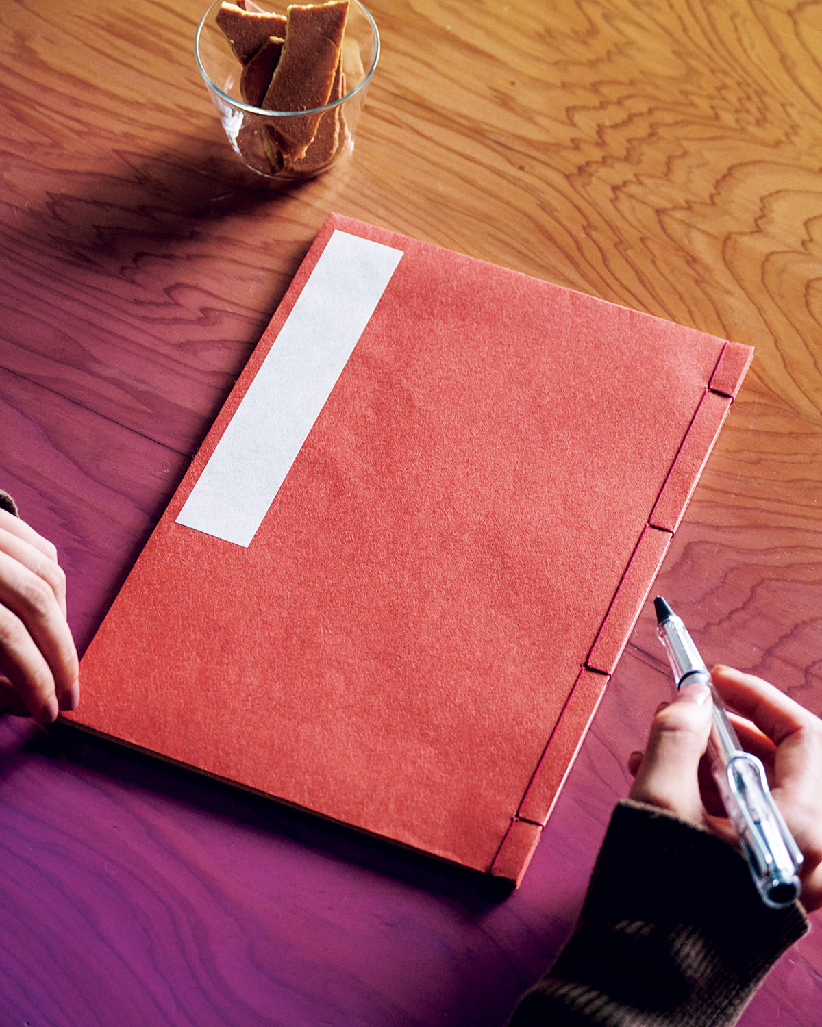 手漉きの紙を表紙に使用した手製本のノート。和綴ノート3,300円（小津和紙 03-3662-1184）　