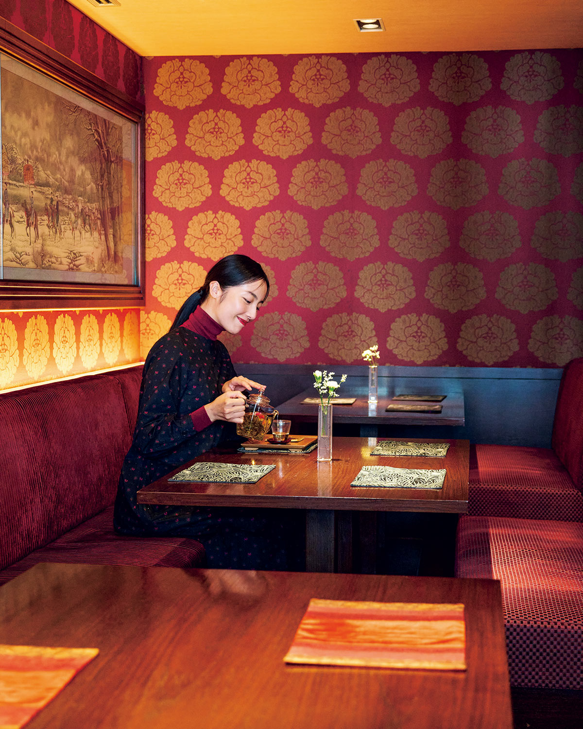 〈銀座アスター 本店〉1階のティーコーナーで優雅に中国茶を嗜む。銀座通りを眺めながら、贅沢なひととき。ワンピース46,200円（ヤエカ カンバス デザイン｜ヤエカ 03-6426-7107）／中に着たタートルネック49,500円（ジョン スメドレー｜リーミルズ エージェンシー 03-5784-1238）