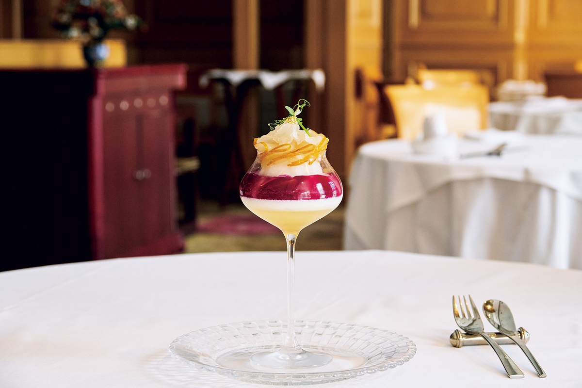 いつも楽しみな季節のパフェは一口ごとに喜びが広がる。上段から、シロップ漬け白キクラゲ、花びらのような梨のコンポート、梨とライチのシャーベット、菊花ソースに絡められたシャインマスカットと梨、柘榴、クリーミーな杏仁ムース、桂花陳酒のジュレ。「梨と桂花陳酒のパフェ」2,970円（販売日10/1〜）