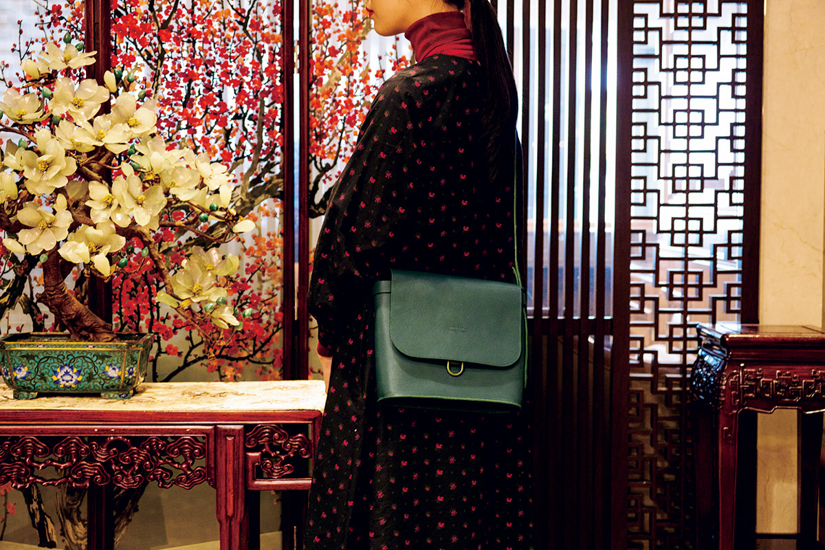 毎日使いたくなるクラシックなバッグをお供に。シンプルで流行りすたりのないデザインだから、合わせる服装を選ばず、シックなレストランにも、街歩きにもぴったり。落ち着きを感じるエメラルドグリーン。メールバッグ スモール118,800円（ポスタルコ｜ポスタルコショップ 03-6262-6338）