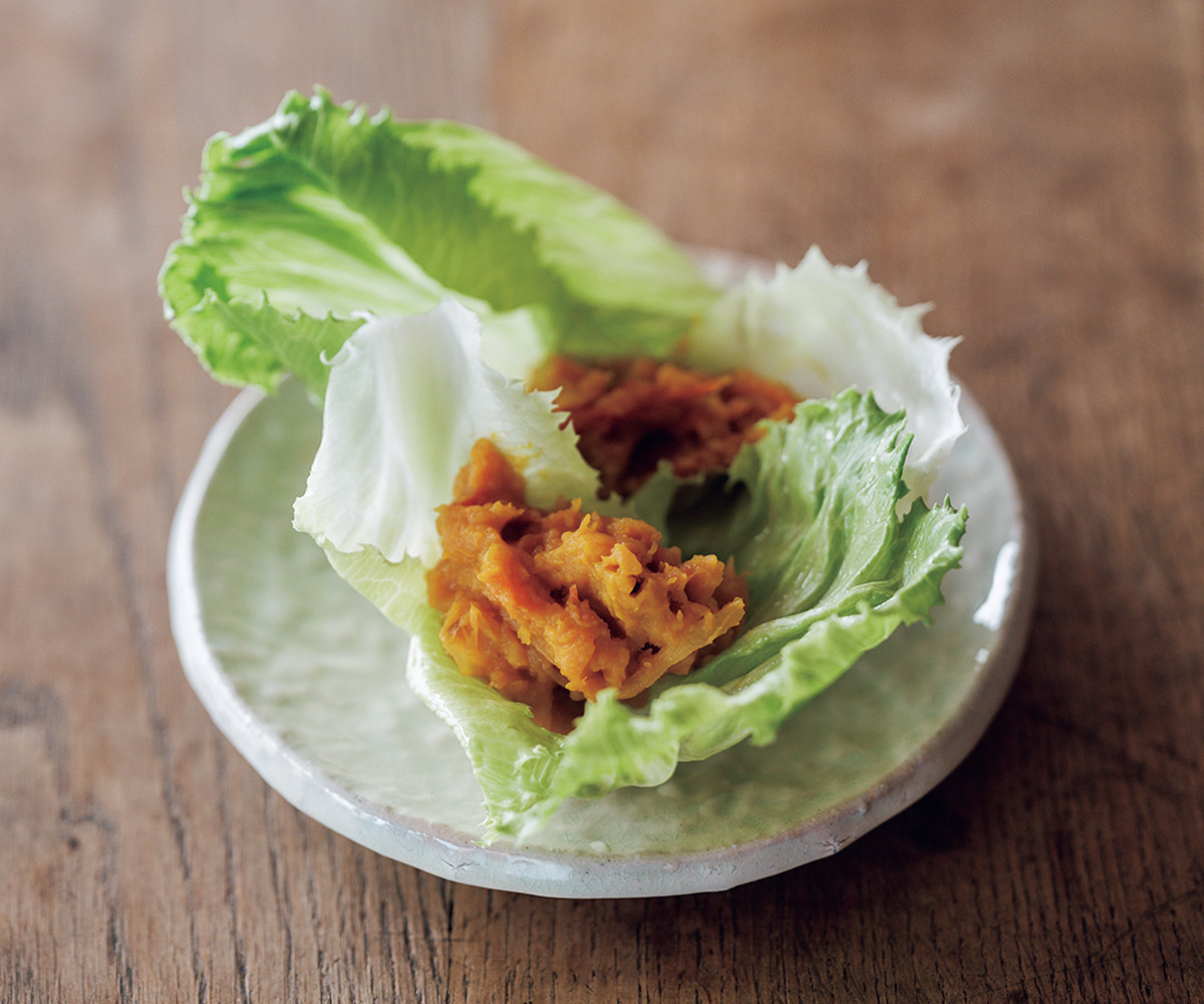 シャキシャキ×ねっとりの新鮮バランス。「かぼちゃのピュレのレタス包み」