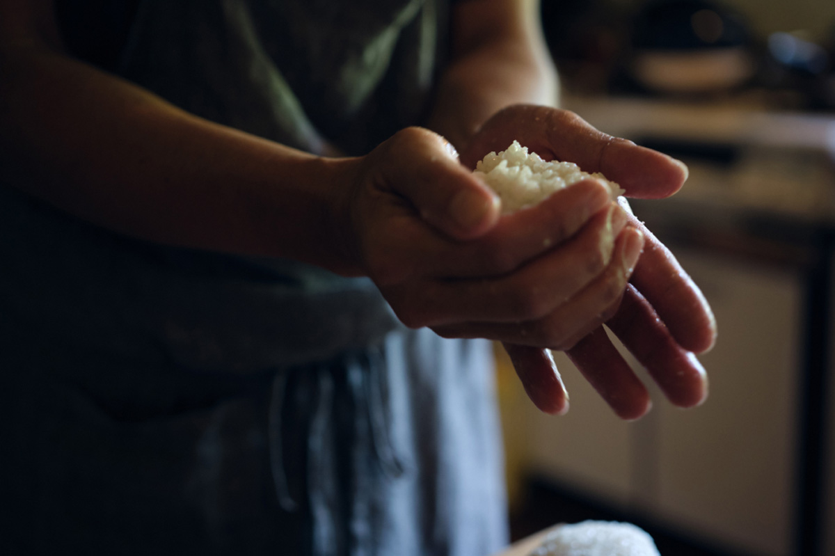 おにぎりを作っているところ　eatripのイベント