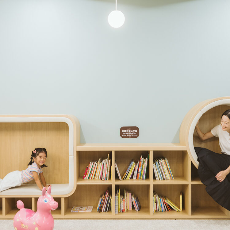 さまざまな絵本を用意した本棚も遊びのスペースに。
