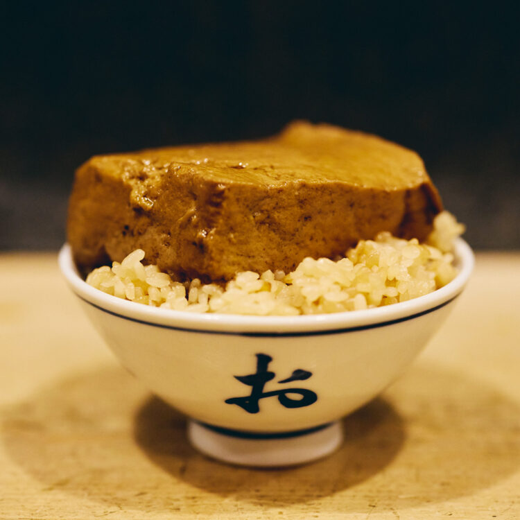 硬めに炊いた茶飯に、だしが染みた豆腐をのせる「とうめし」460円。