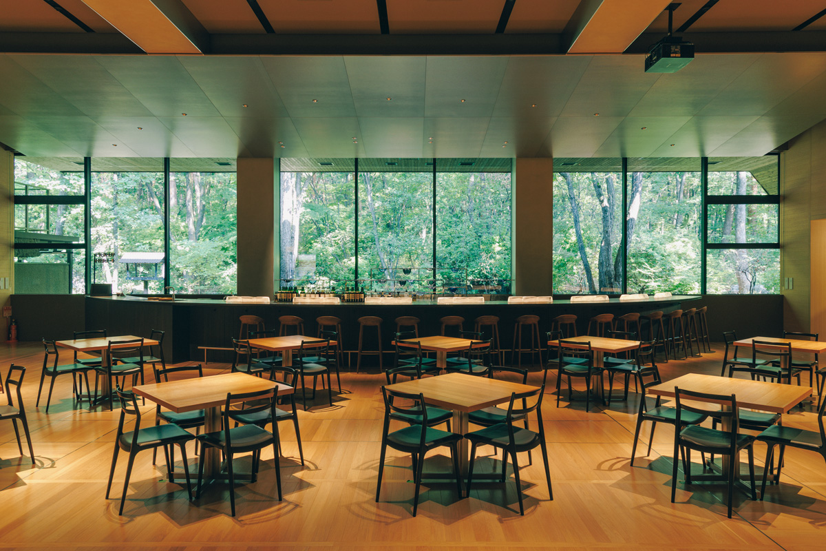 山梨のサントリー白州蒸溜所のテイスティングラウンジ