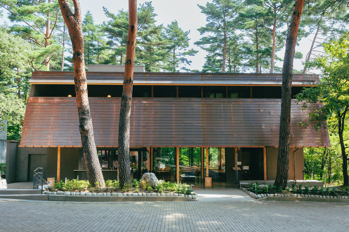 山梨のサントリー白州蒸溜所の新生〈Hakushu Terrace〉