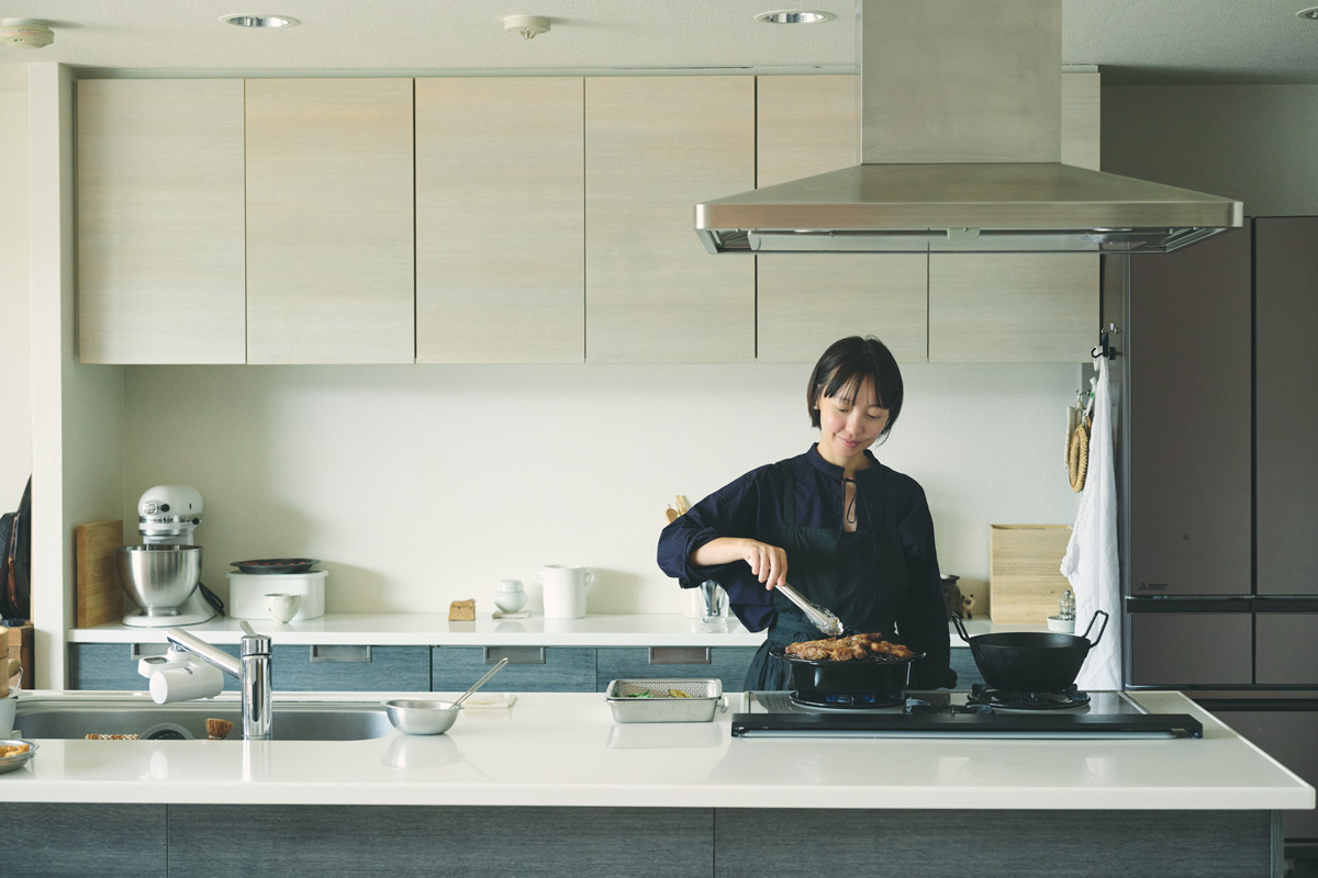料理をしている料理家のキム・ナレさん