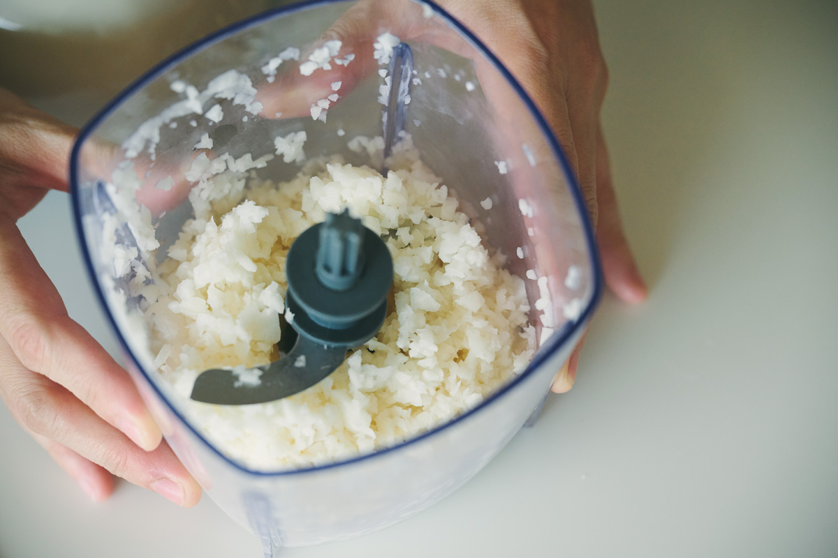 蓮根ナゲットを作っているところ