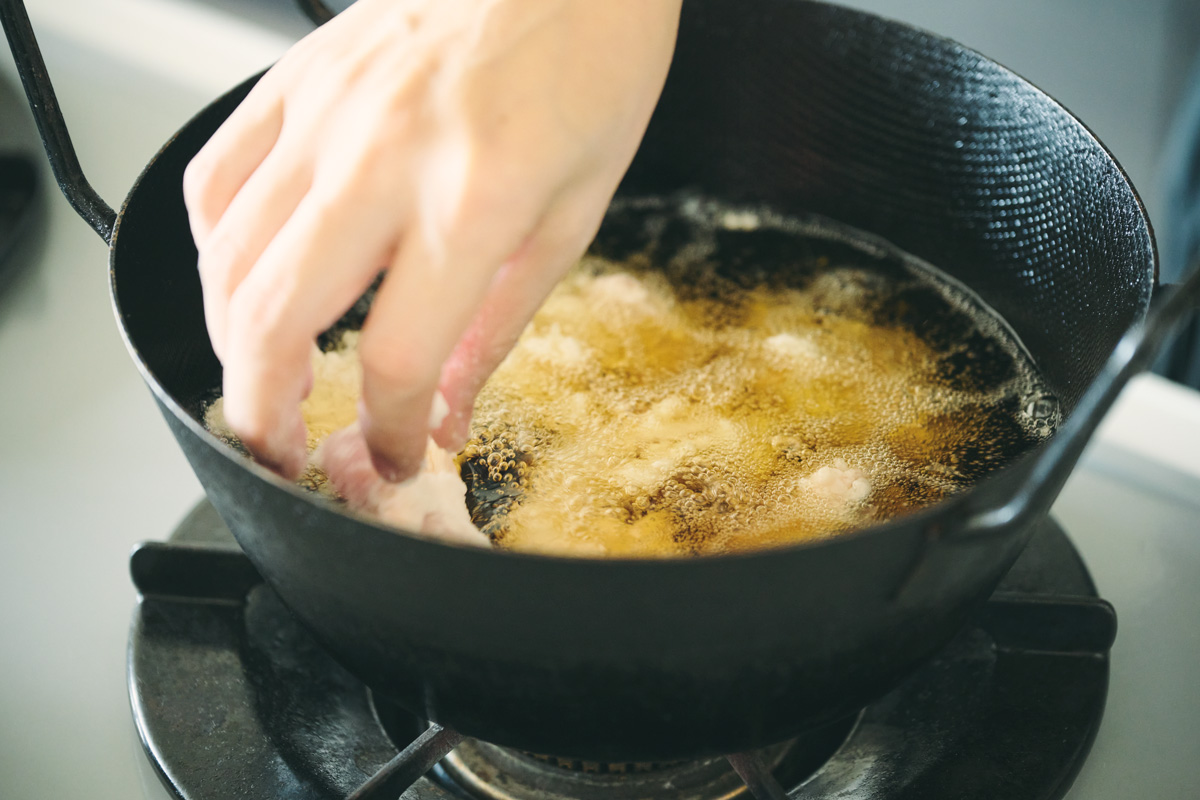 唐揚げを揚げているところ