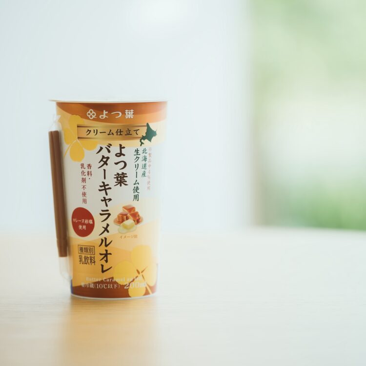よつ葉乳業の「クリーム仕立てよつ葉バターキャラメルオレ」 よつ葉乳業の「クリーム仕立てよつ葉バターキャラメルオレ」