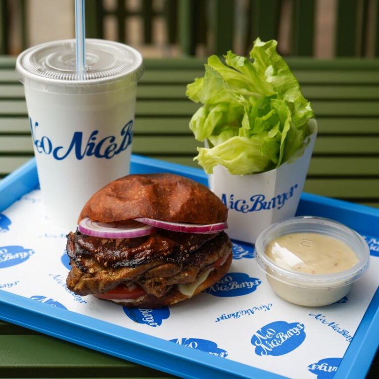 シグネチャーのネオナイスバーガーセット（？？円）。赤玉ねぎのシャキシャキ感と自家製トマトソースがアンガス牛の力強い旨みとマッチ。ポテトは単品で400円。