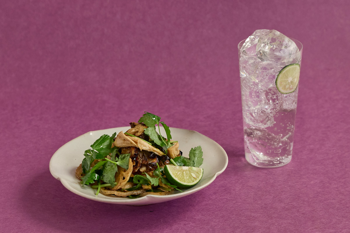 焼きキノコとレンコンのホットサラダとジンソーダ