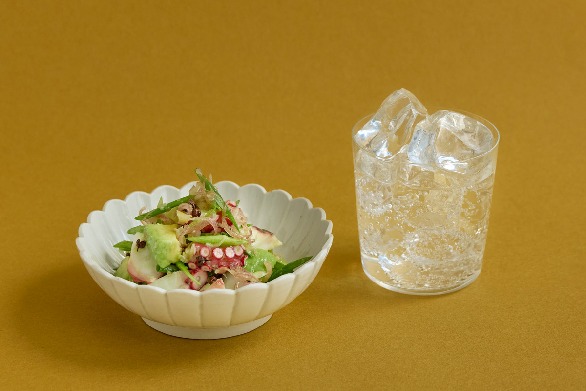 アボカドとタコのマリネとジンソーダ