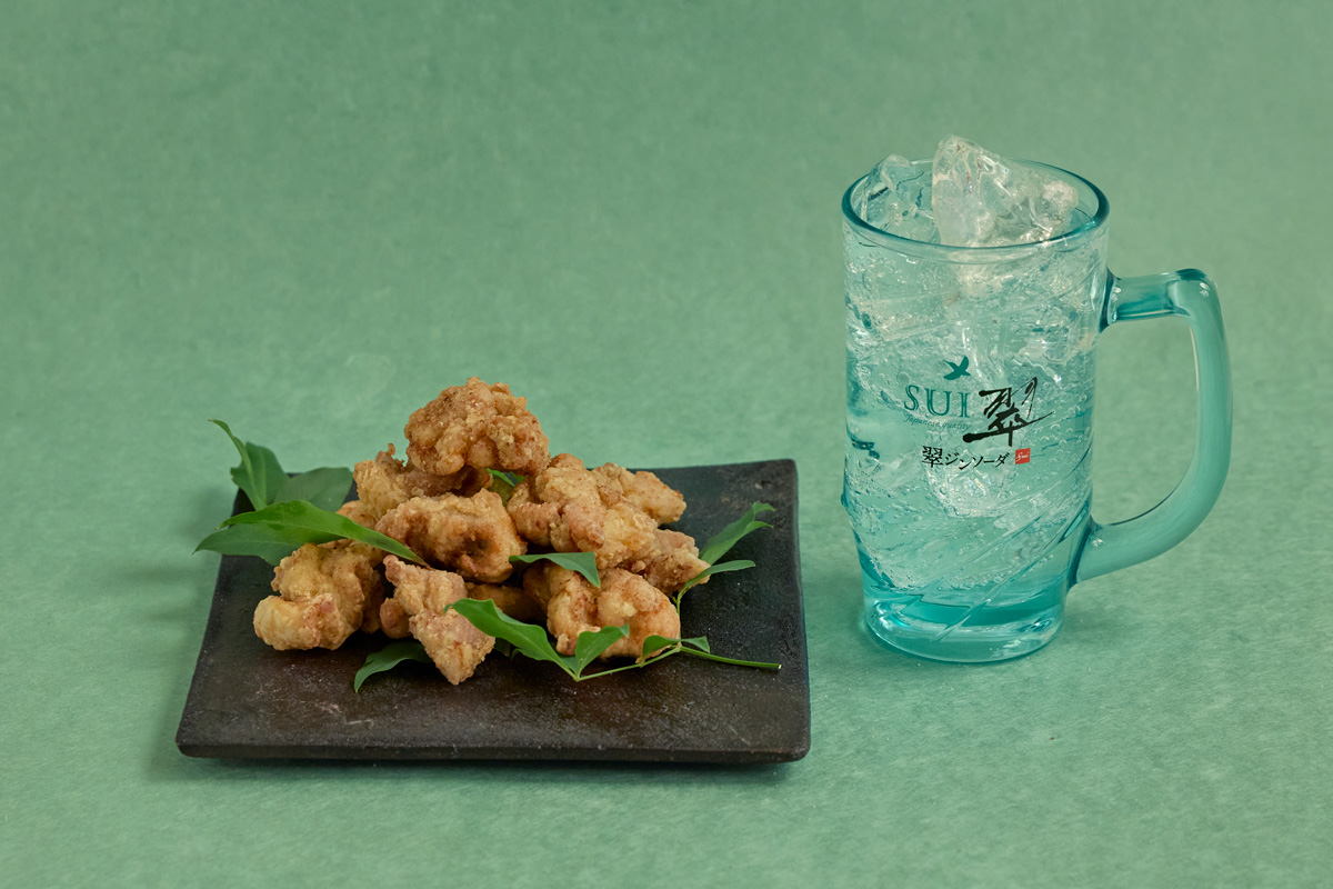 柚子胡椒風味の塩唐揚げと翠ジンソーダ