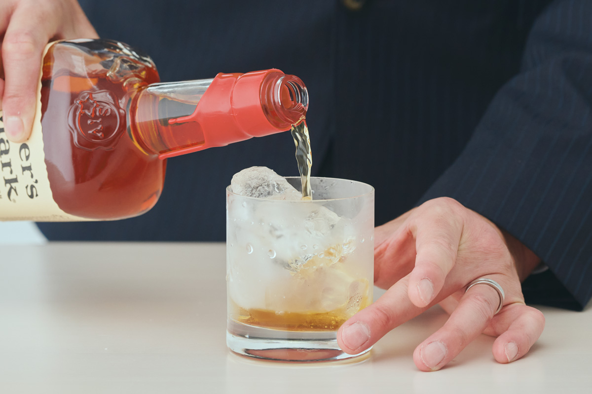 ウイスキーのロックの作り方