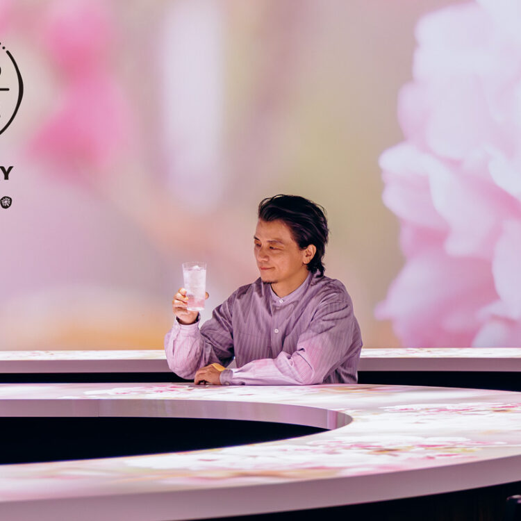 ジンを飲むKREVA ジンを飲むKREVA