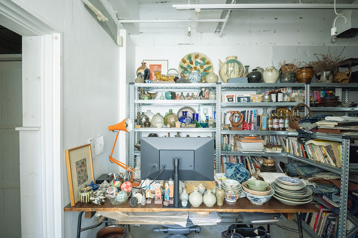 3.ワークスペース。ここに並ぶものは完全な私物で「旅の中で集まってきたもの、この先の自分に何か与えてくれるもの」。 3.ワークスペース。ここに並ぶものは完全な私物で「旅の中で集まってきたもの、この先の自分に何か与えてくれるもの」。