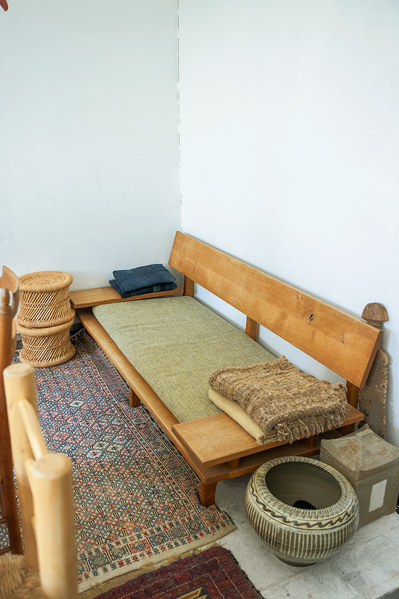 2.事務所移転に際し中古で購入した〈飛騨産業〉の「HIDA ソファ」。両肘付き、2人掛け。 2.事務所移転に際し中古で購入した〈飛騨産業〉の「HIDA ソファ」。両肘付き、2人掛け。