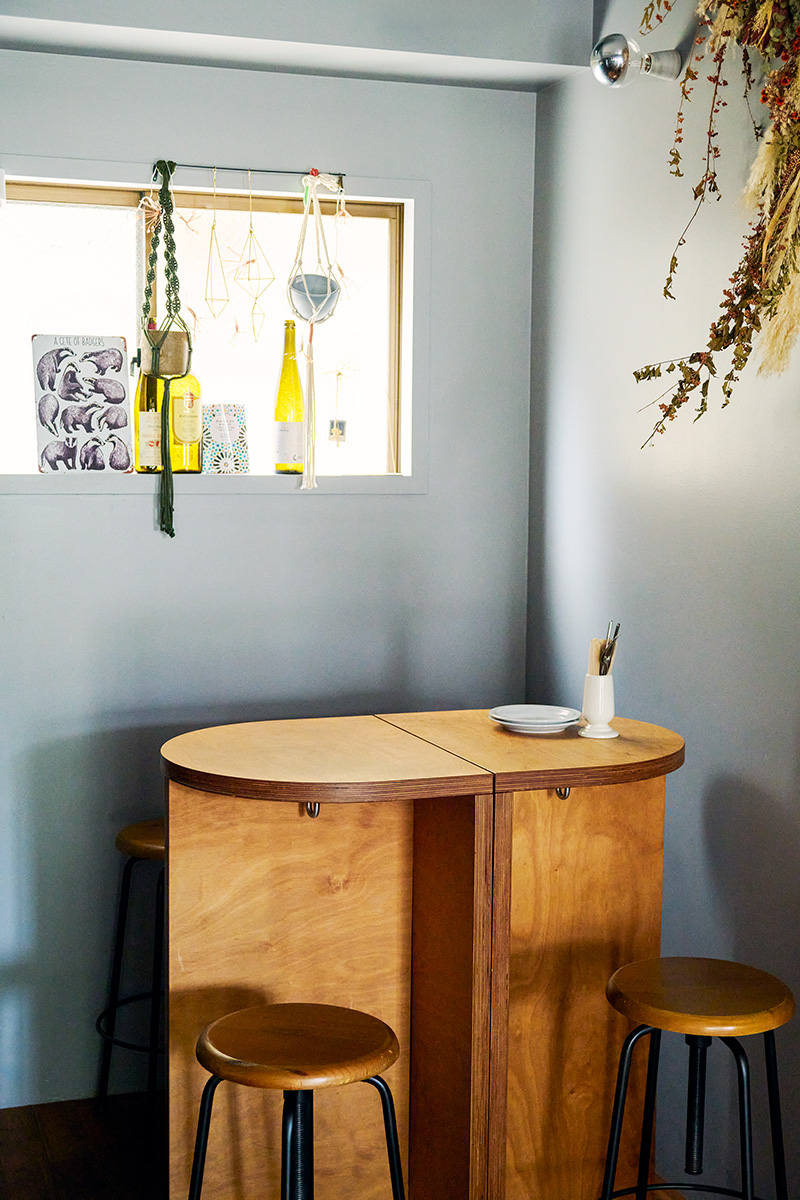 店内の色々な場所にあるアナグマモチーフを探して。