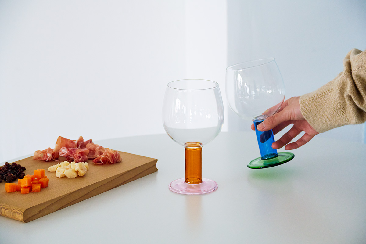 北欧のキッチンメーカー〈ボダム〉が MoMA とコラボレーションしたオリジナルカラーのグラス。見た目はもちろん、どれが自分のグラスかぱっとわかるのが
便利。ワイングラス2個セット4,785円(ボダム|MoMA デザインストア
03-5468-5801)/カッティングボードはスタイリスト私物