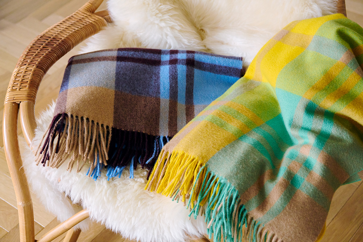 羽織っても膝に掛けても使える大判ストールは何枚あってもいい。寒くなる季節に向けて、カシミア生地を丁寧に起毛して仕上げられたあたたかいストール を。ずっと触っていたくなる柔らかな肌触り。チェック柄ストール 各93,500円(ジョシュアエリス|真下商事 03-6412-7081)