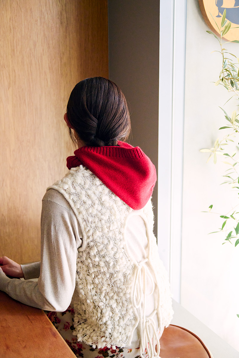 屋外ではかぶって防寒に、店内では首にひっかけてアクセントに。カシミアとメリノウールの混紡素材。バラクラーバ26,400円(ジョン スメドレー|リ ーミルズ エージェンシー 03-5784-1238)