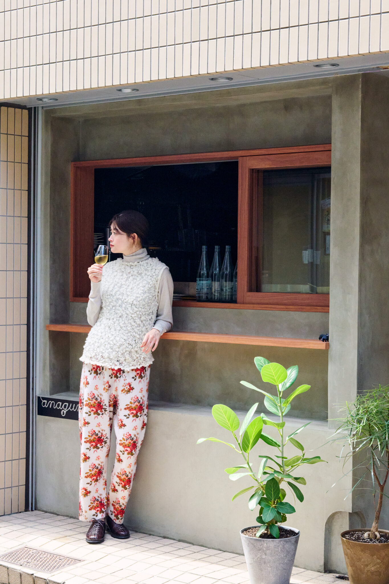 ニットベスト39,600円、花柄パンツ49,500円(共にオープン セサミ クラブ https://www.open-sesame-club.com/)/タートルネック52,800円(ジョン スメドレ ー|リーミルズ エージェンシー 03-5784-1238)/ソックス3,630円(パンセレラ|真下商事 03-6412-7081)/シューズ15,180円(ハルタ 03-3874-3317)