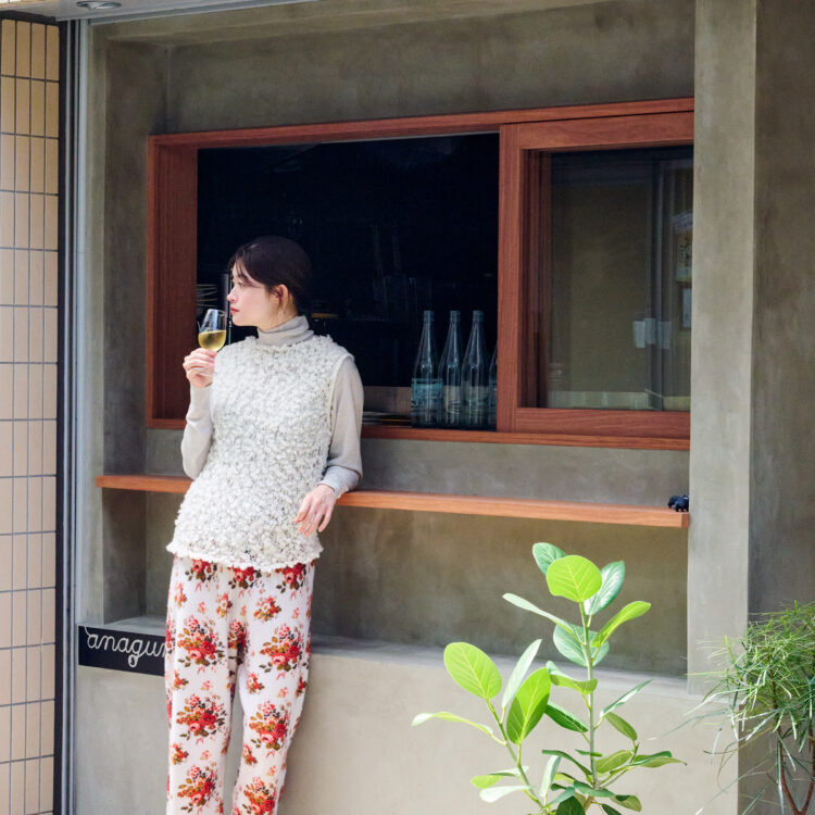 ニットベスト39,600円、花柄パンツ49,500円(共にオープン セサミ クラブ https://www.open-sesame-club.com/)/タートルネック52,800円(ジョン スメドレ ー|リーミルズ エージェンシー 03-5784-1238)/ソックス3,630円(パンセレラ|真下商事 03-6412-7081)/シューズ15,180円(ハルタ 03-3874-3317)