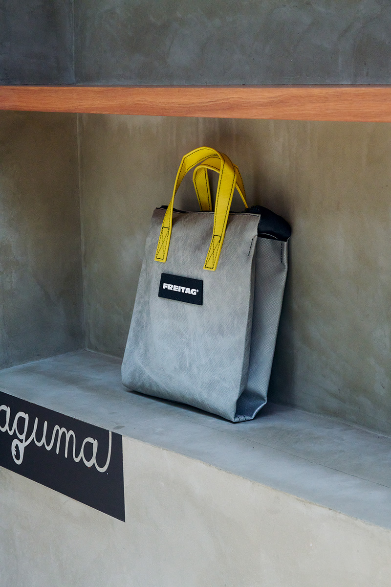 1993年にスイスで誕生したバッグブランド。トラックの幌ほろ など廃材をアップサイクルした唯一 無二のデザインが魅力。ショルダーストラップつきバッグ26,300円(フライターグ|フライターグ ストア トウキョウ シブヤ 03-6450-5932)