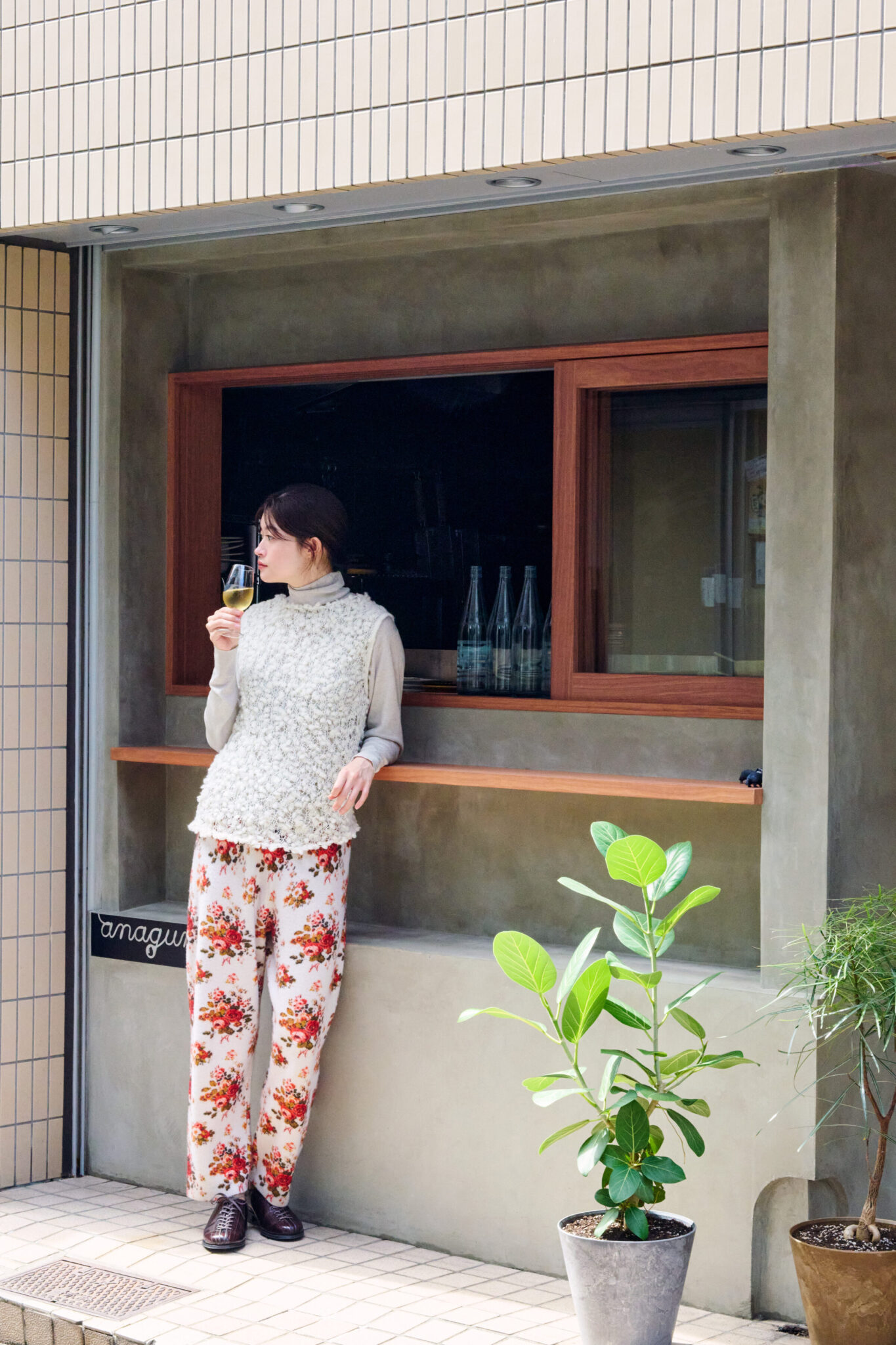 ニットベスト39,600円、花柄パンツ49,500円(共にオープン セサミ クラブ https://www.open-sesame-club.com/)/タートルネック52,800円(ジョン スメドレ ー|リーミルズ エージェンシー 03-5784-1238)/ソックス3,630円(パンセレラ|真下商事 03-6412-7081)/シューズ15,180円(ハルタ 03-3874-3317)