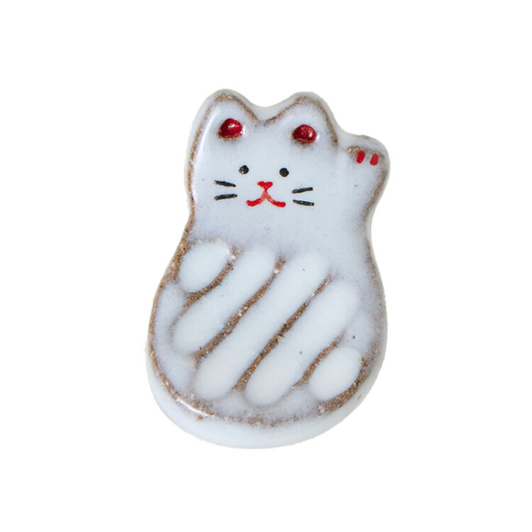 福岡・桜秋窯による招き猫箸置き 660 円。
