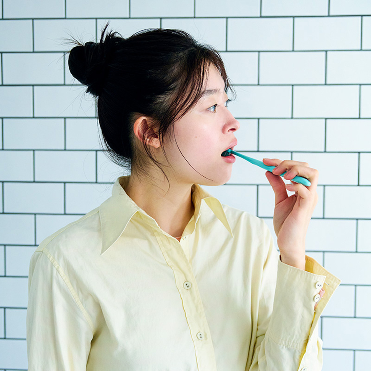 歯磨きをする女性