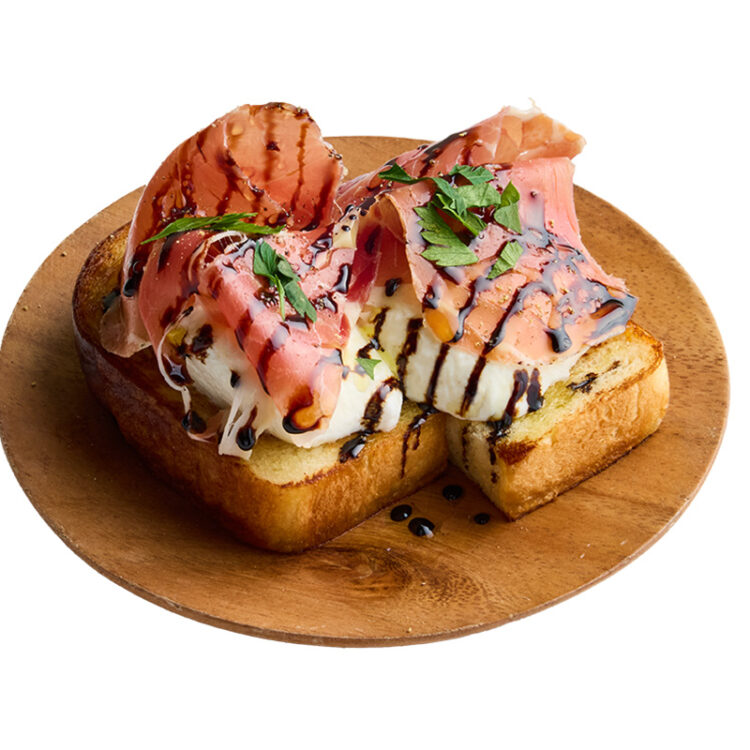 レストランの 趣 漂う美しい盛り付けに心躍る一品。ふわっ&もちっとした食感が人気の自家製ミルクパンを使う「ブルスケッタ 生ハムとモッツァレラムース」660円。モッツァレラチーズにクリームを合わせたムースがとろける!