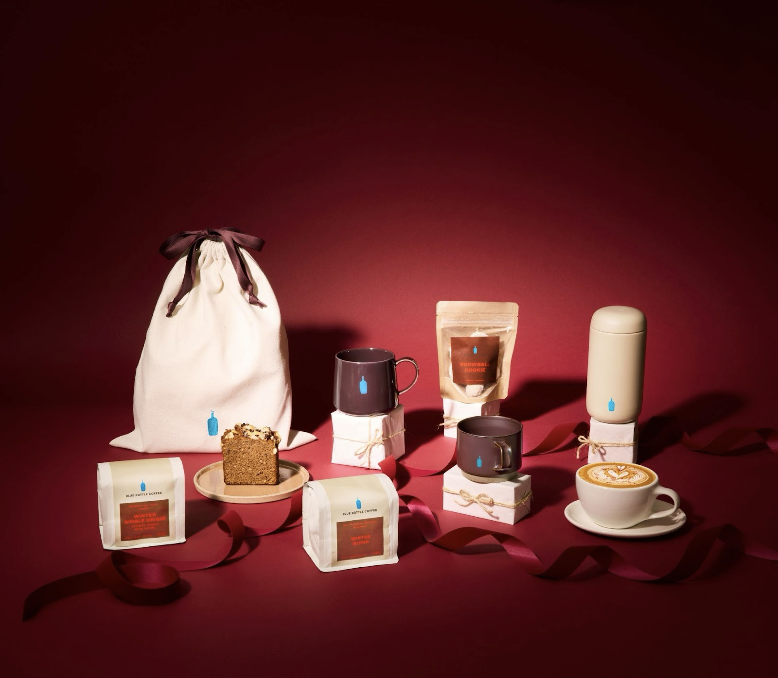 〈ブルーボトルコーヒー〉のホリデーコレクションが登場。冬時間を彩る限定スイーツやマグをチェック。